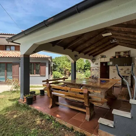 With Big Garden And Large Pool Near *