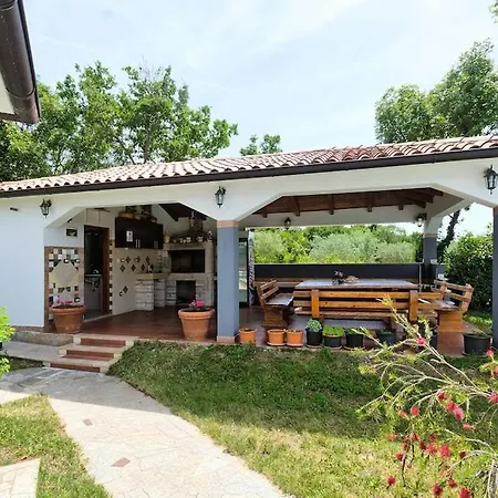 With Big Garden And Large Pool Near *